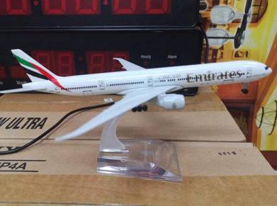 Emirates B777 Hiasan (20cm)