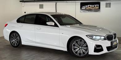 BMW 330i 30i M SPORT in Seri Kembangan, SGR