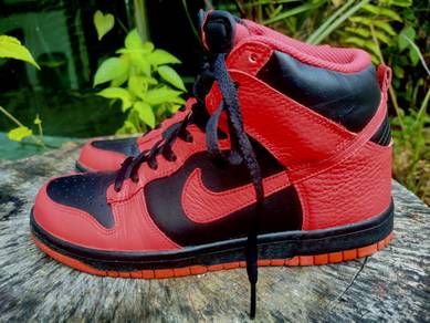 Kasut Nike Dunk High Black Action Red