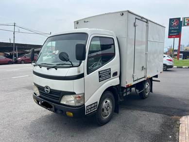 2011 HINO WU300R Box 10ft