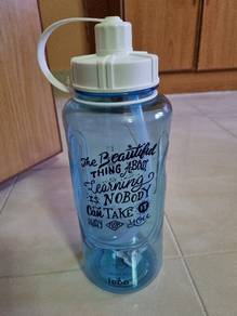 1900 ml water bottle with straw