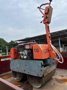 Vibratory roller compactor