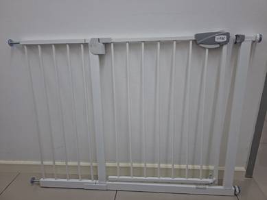 Safety folding gate