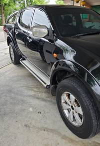 Mitsubishi Triton in Simpang Ampat, PNG