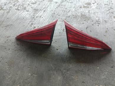 Toyota yaris rear bonnet lamp