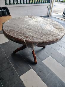 Round dining table