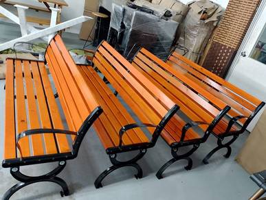 Outdoor Garden Bench with Wooden Slats & Metal Fra