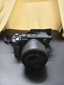 Sony A7c + 50mm f/1.8 lens + 2 battery