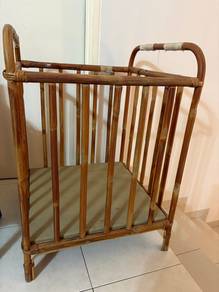 Ratten baby cot