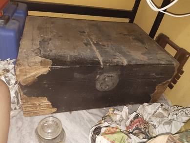 kayu box atau besi box zaman dulu