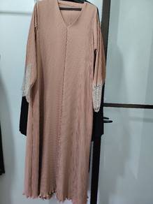 pleated jubah