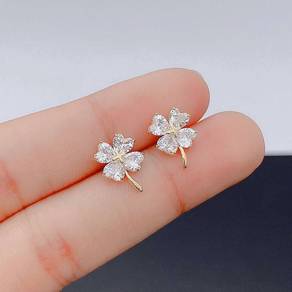 Clover-shaped zircon earrings