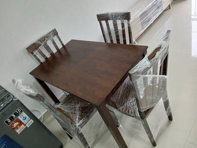 meja makan 4 kerusi .kayu 