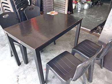 Wooden Table wt 4 Plastic Chair TC894