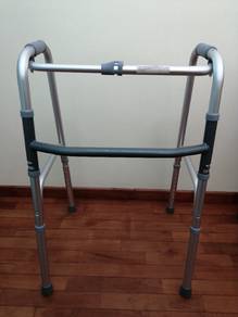 Adjustable & foldable medical walking frame