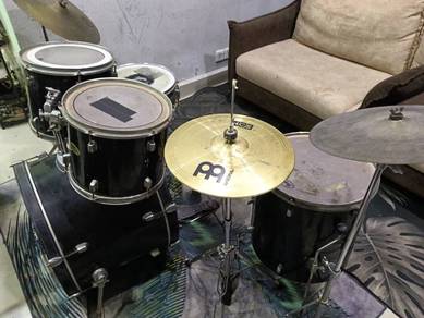 gitar speaker dan satu set drum utk dijual