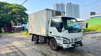 Isuzu 2013 Ice Box Refrigerator Diesel Hijau (M)