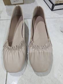 beige leather shoes 