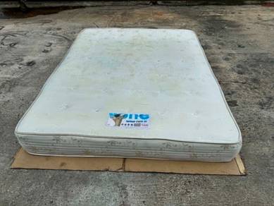 (Vono) 9'' Coil Spring Tilam Queen Mattress Spinal