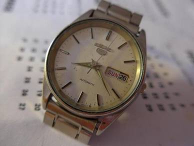 Seiko 5 Automatic Round White Dial Watch