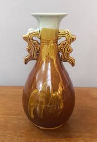 Oriental vase with 2 handles