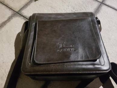 LARRIE SlingBag Bag