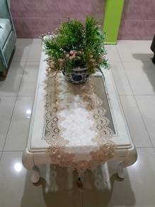 meja putih kaca