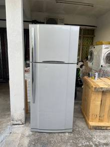 Toshiba 2 doors fridge refrigerator peti ais