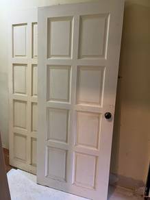 Dua pintu kayu