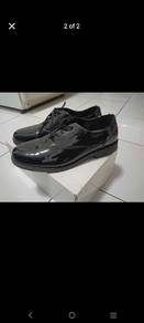 Shinning shoes