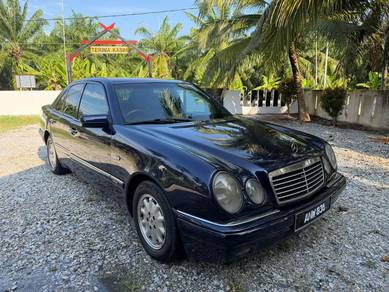 Mercedes Benz 220E in Telok Panglima Garang, SGR
