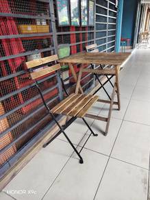 garden table with 2 chairs 