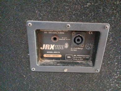 2 JBL speakers and 1 Yamaha MG16XU 16 analog mixer