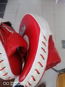 Fairtex FMV9 Contoured Focus Mitt in red and white