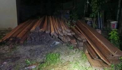 Kayu Seraya Merah Tua 