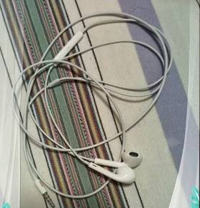 USED Apple EarPods (3.5mm Headphone Plug)