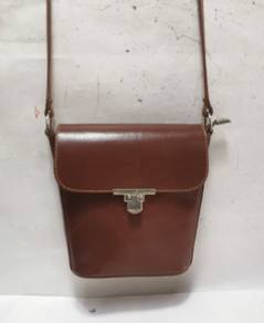 - Genuine leather crossbody bag
- Made in Italy
- 