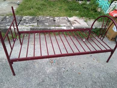 Metal bed