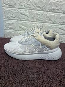 uk4 Louis Vuitton Show Up Sneakers