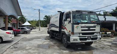 Nissan CD48 Garbage Compactor