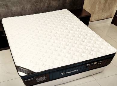 Naturenite Queen Mattress 10 Y Warranty – Like New