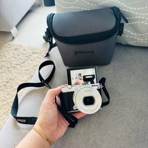 Nikon 1 J5 Black Mirrorless Camera