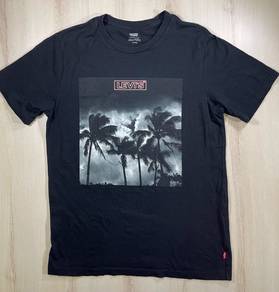 Levi’s Black Tee #CP Used