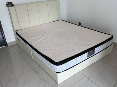 Queen Size Bed Frame + MATTRESS (Like new)