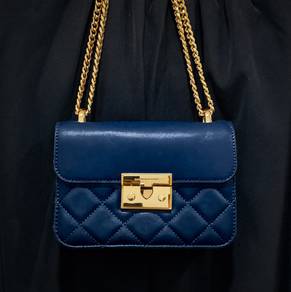 Alva Quilted Charles & Keith
Chain-Handle Bag