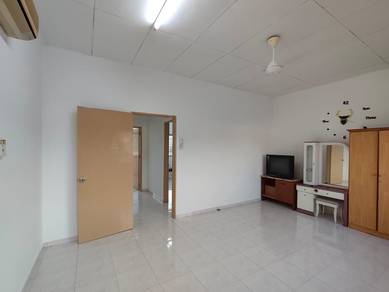 Townhouse For Rent in Cheng,MLK