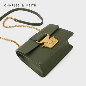 Metal buckle embellished chain shoulder bag