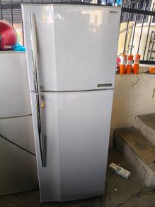 peti sejuk 2 pintu Toshiba elok dan cantik lagi 