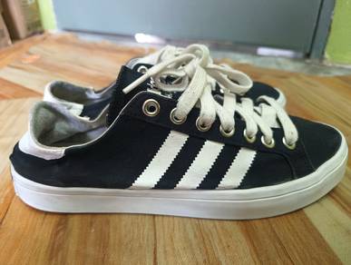Kasut Adidas Sneakers 
