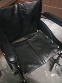 wheelchair dan crutches 
